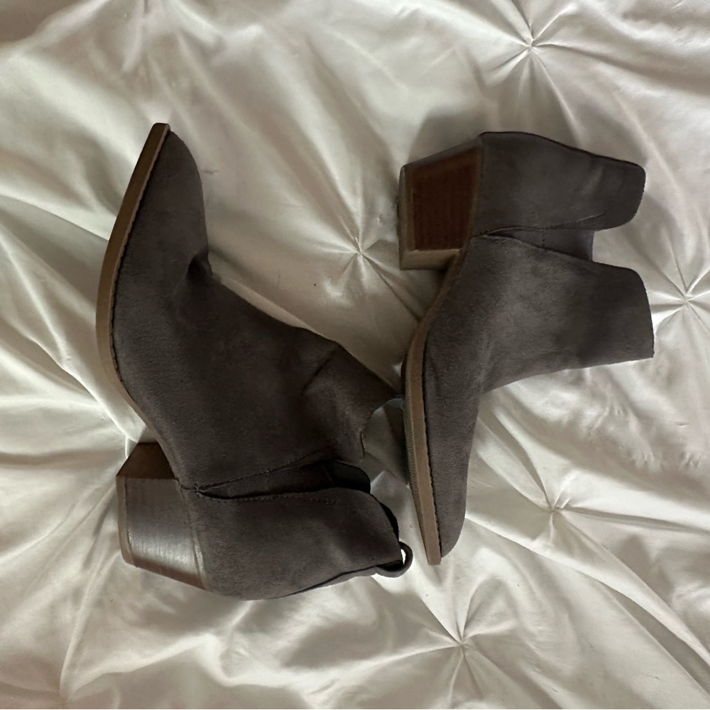 Carlos Santana Gray booties  Size 8 Like New!